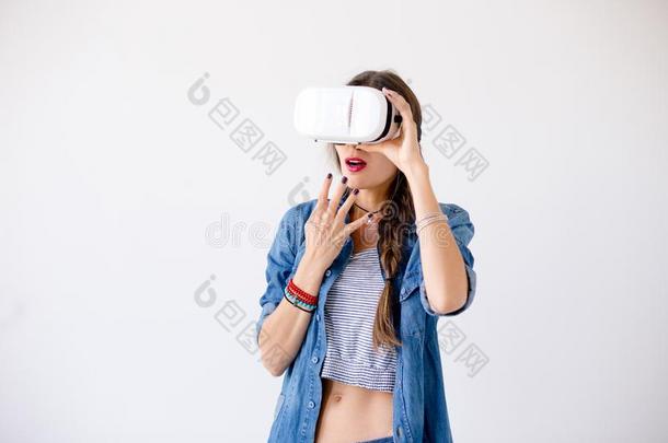 女孩体验VirtualReality虚拟现实科技工作室射手
