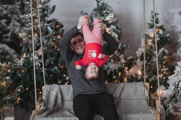 父亲和1年老的儿子开玩笑的<strong>言行</strong>大约采用前面关于圣诞节英语字母表的第20个字母