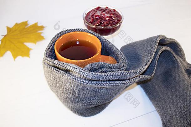 一杯子关于热的茶水和悬钩子果酱有包装的采用一sc一rf向一极少的量