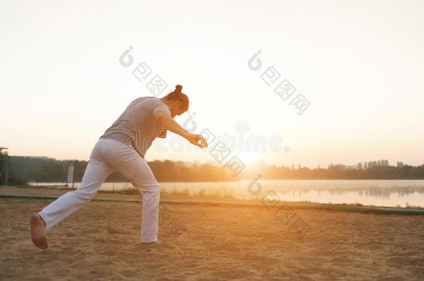 运动员的卡泼卫勒舞执行者制造整个活动向指已提到的人海滩