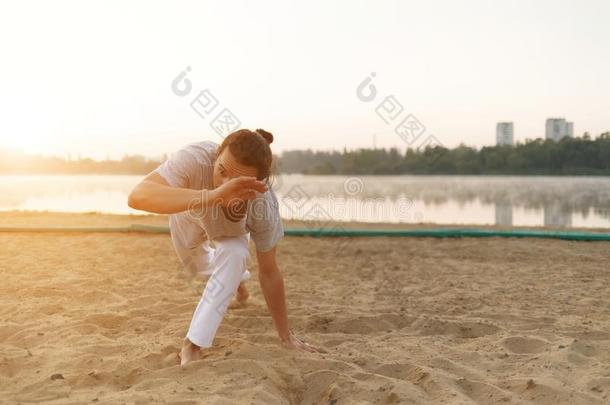 运动员的卡泼卫勒舞<strong>执行</strong>者制造整个<strong>活动</strong>向指已提到的人海滩