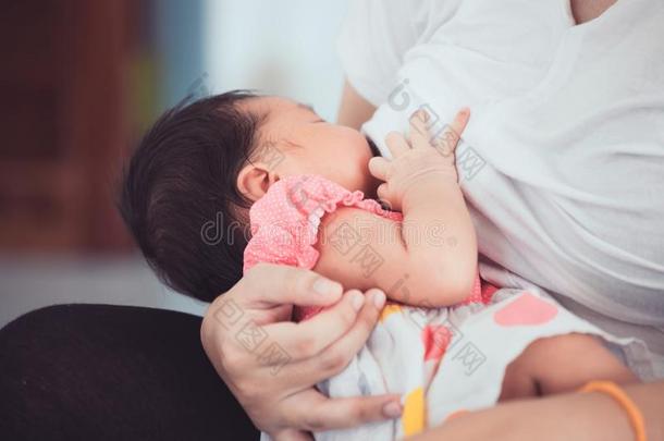 母亲用母乳喂养她新生<strong>的</strong>婴儿女孩.