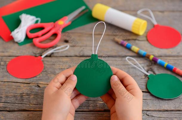 小孩使红色的和绿色的圣诞节杂乱从卡纸板纸.英语字母表的第3个字母
