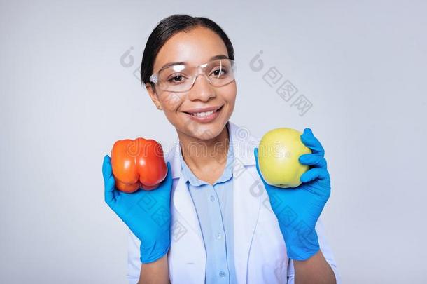 欢乐的实验室工人展映钟胡椒和苹果后的研究