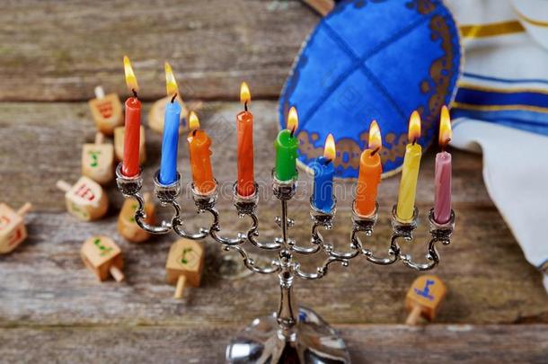 犹太人的假日汉努卡象征-多连灯烛台,炸面圈,巧克力