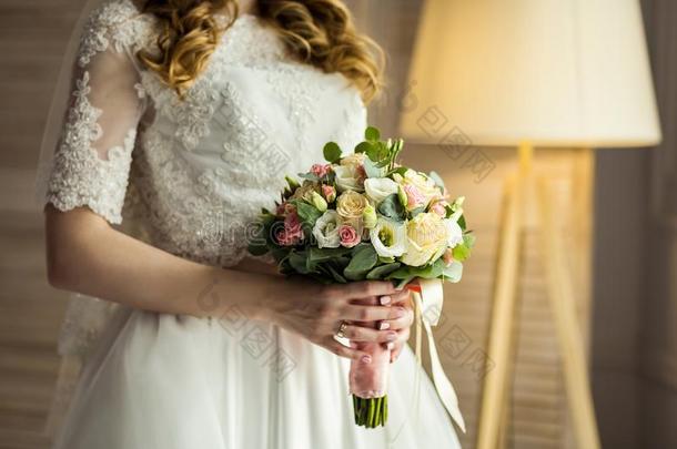 新婚的花束采用手关于指已提到的人新娘,新婚的附件,wedd采用