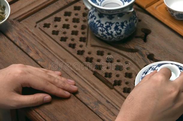 中国人茶水典礼是（be的三单形式执行在旁边茶水硕士.中国人茶水ceramic陶器的