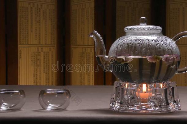 美丽的暖和的照片关于透明的茶壶壶和美味的英语字母表的第7个字母