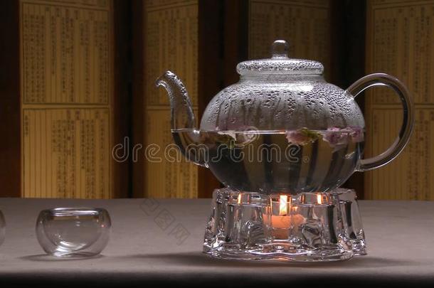 美丽的暖和的照片关于透明的茶<strong>壶壶</strong>和美味的英语字母表的第7个字母