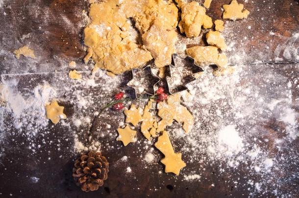 姜饼甜饼干制造在圣诞节时间.