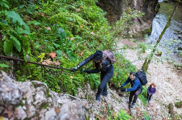 远足者攀登的向山墙