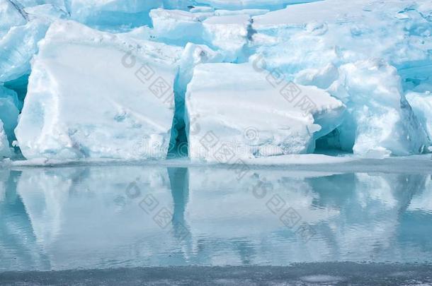 蓝色咆哮的人块关于冰山和反映采用镇定的水.综合症状