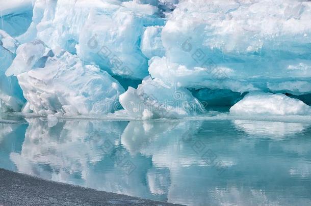 蓝色咆哮的人块关于冰山和反映采用镇定的水.综合症状