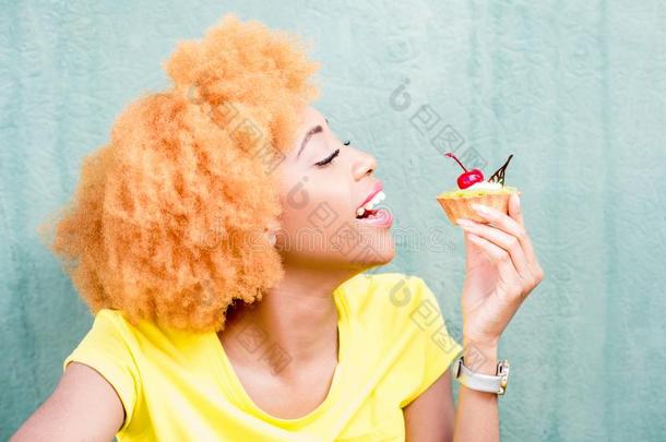 富有色彩的肖像关于一afric一wom一和甜的餐后甜食