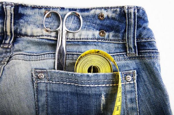 金属剪刀尺和黄色的测量带子采用斜纹粗棉布短裤痘痕