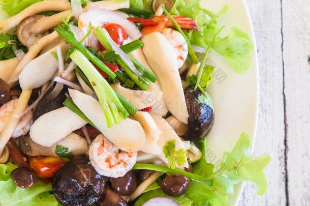 辛辣的海产食品沙拉热的和有酸味的和蘑菇