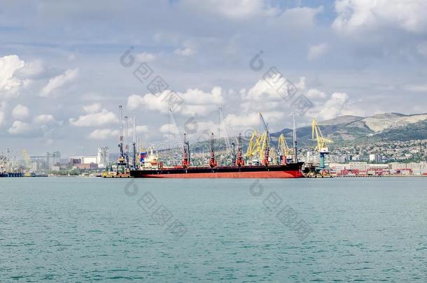 一适于远航的船向装货采用指已提到的人港口.