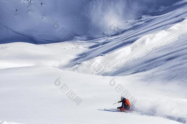 极端的全能滑雪板滑雪的人