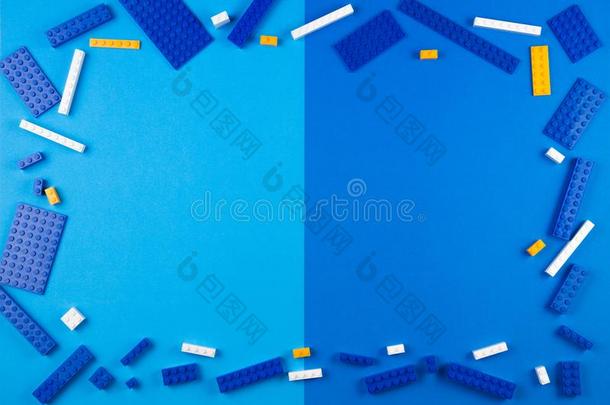 玩具背景.蓝色,白色的和黄色的塑料制品建筑物blower鼓风机