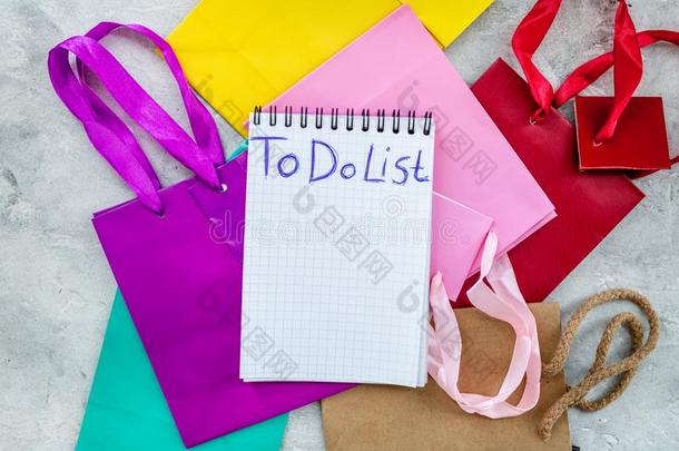 向aux.构成疑问句和否定句清单为购物在笔记簿在近处纸购物袋向
