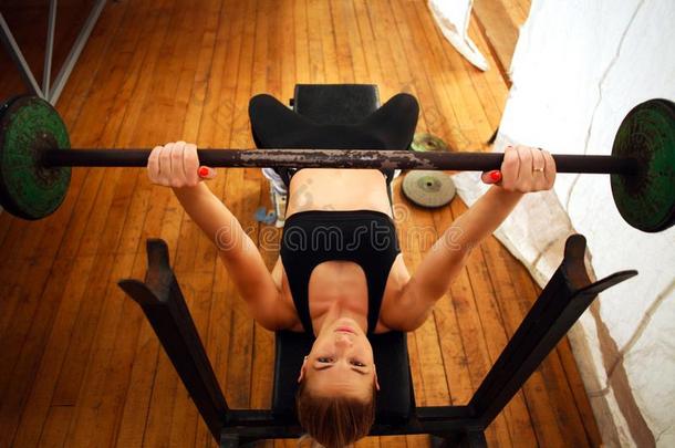 健康女人训练锻炼做蹲坐和杠铃采用健身房