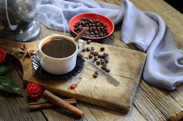咖啡豆杯子和咖啡豆豆向木制的表