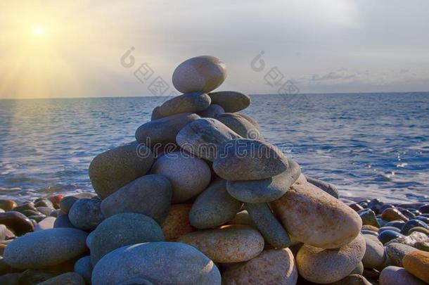 圆锥体是（be的三单形式成形的关于鹅卵石向海岸