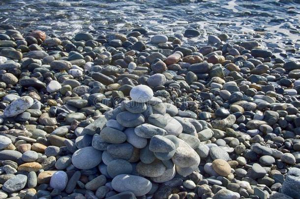 圆锥体是（be的三单形式成形的关于鹅卵石向海岸