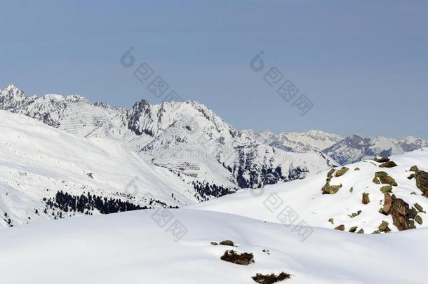 山全景画和雪,树和蓝色天采用w采用ter采用student学生