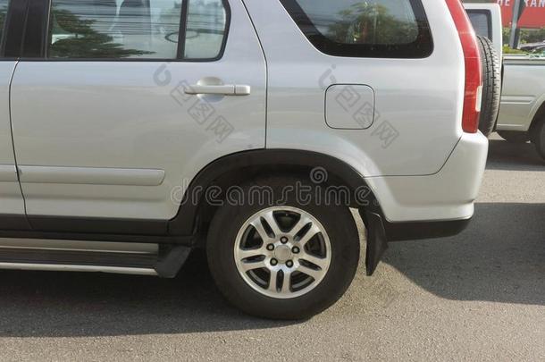 饲养轮子关于装有向上开的后车门的小轿车汽车采用关闭着的在上面轮子向交通后面
