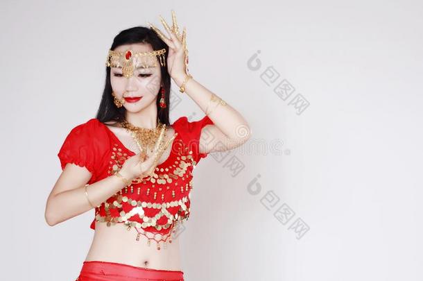 优美的亚洲人中国人肚子跳舞者采用白色的背景