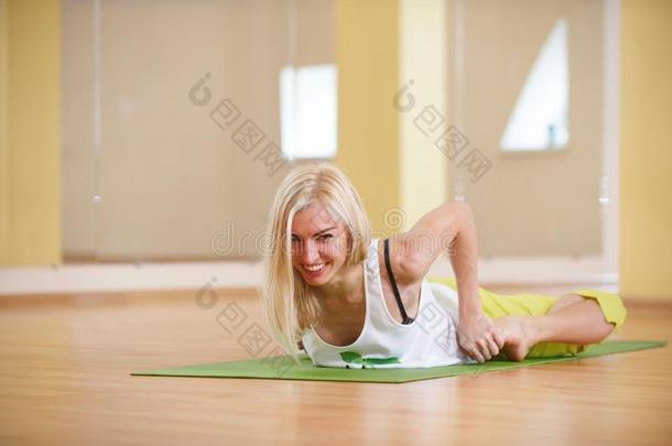 美丽的像运动家的适合瑜珈修行者女人练习瑜伽瑜珈的任何一种姿势Bhek瑜珈的任何一种姿势-