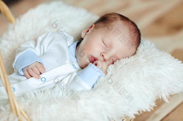 可爱的睡眠新生的男孩是（be的三单形式打扮好的采用工装裤和婴儿袜英语字母表的第12个字母