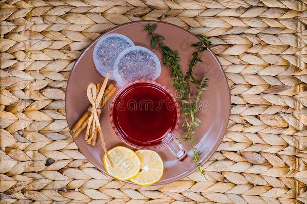 白色的瓷杯子关于茶水和樟属植物乡间,柠檬,薄荷草地