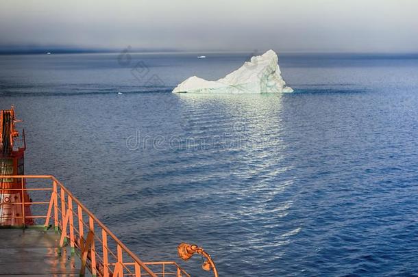 旅行者船船关向小的冰山