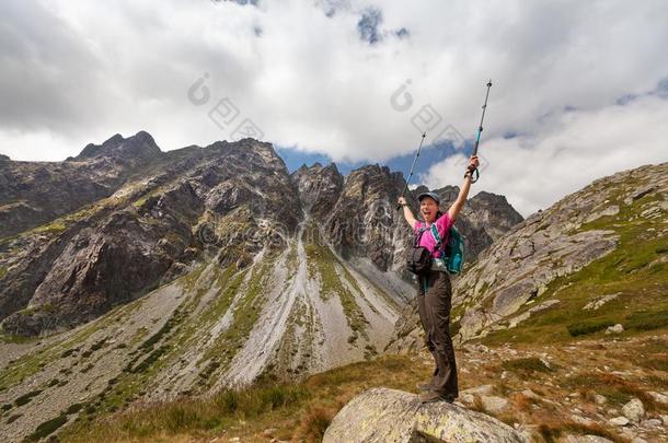 徒步旅行女人<strong>赞</strong>赏的指已提到的人美好关于多岩石的汽车品<strong>牌</strong>名称--捷克山