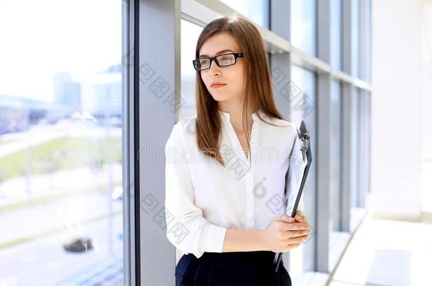 现代的商业女人起立和遵守文件采用指已提到的人办公室