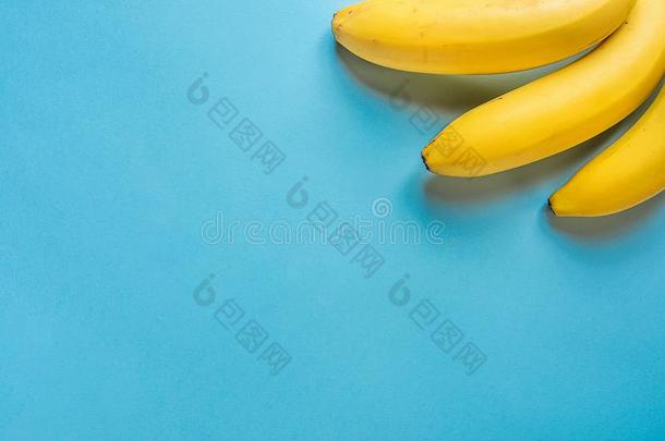 成熟的富有色彩的黄色的香蕉向<strong>蓝色</strong>背景.<strong>边框</strong>架Colombia哥伦比亚