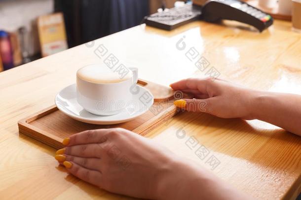 咖啡馆准备咖啡的<strong>员工服</strong>务咖啡豆杯子向木制的条柜台