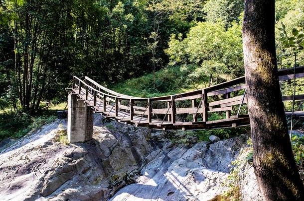 暂停的木制的桥,Ratus山峡,意大利