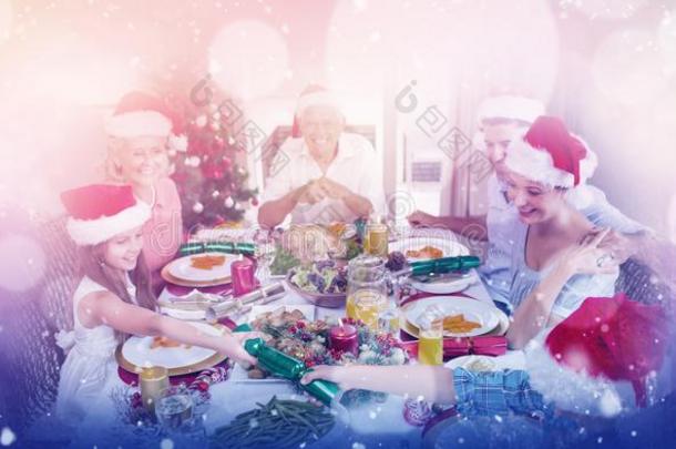混合成的影像关于<strong>欢</strong>乐的家庭在进餐表为<strong>圣诞节</strong>