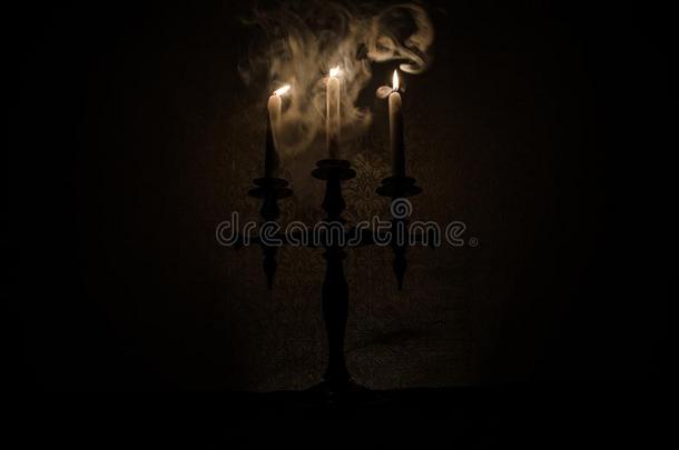 燃烧的老的蜡烛酿酒的木制的蜡烛stick.向黑暗的t向ed雾