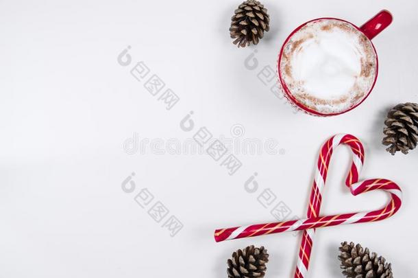 杯子关于c关于fee和心形状圣诞节糖果和松树.