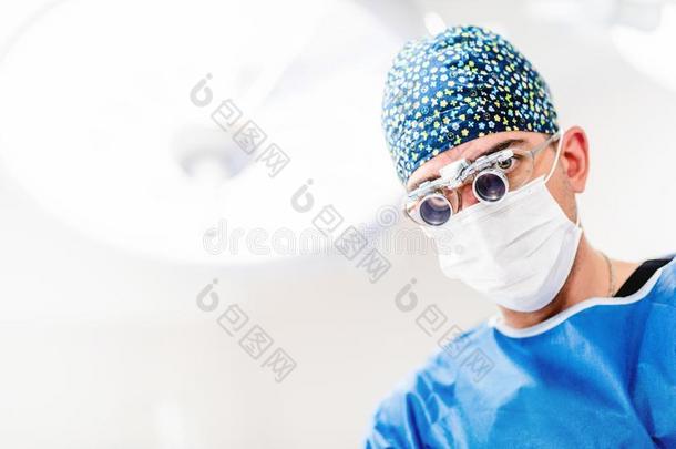 肖像关于外科医生使人疲乏的外科学百叶窗或护目镜.外科学我