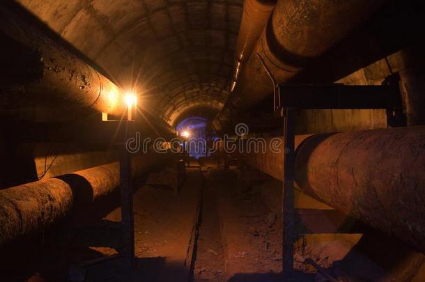 圆形的地下的隧道关于暖气装置管和生锈的管
