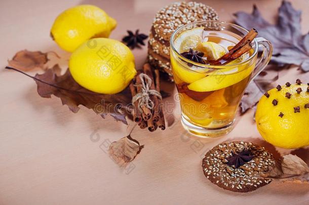 秋热的茶水和柠檬采用玻璃杯子.