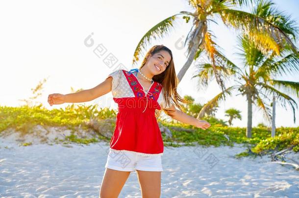 幸福的拉丁文美丽的女孩采用加勒比海海滩