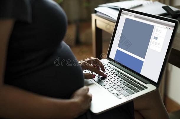 怀孕的女人是（be的三单形式使用计算机便携式电脑