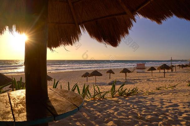 墨西哥的旅游城市坎昆日出在戴尔芬斯海滩墨西哥