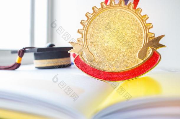 金色的奖章和毕业盖向书,渐变educati向采用
